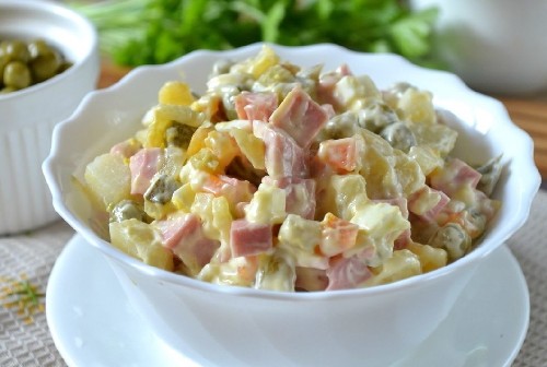 Klassiek Olivier recept met worst, ingelegde komkommer en doperwtjes