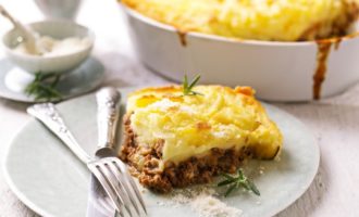 Aardappelschotel met gehakt in de oven