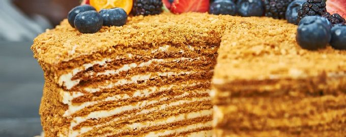 Klassieke honingcake - 10 eenvoudige recepten stap voor stap met een foto