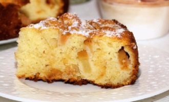 Lush Charlotte met appels op kefir in de oven