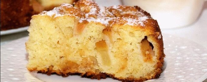 Lush Charlotte met appels op kefir in de oven