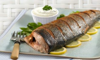 Sappige roze zalm gebakken in de oven