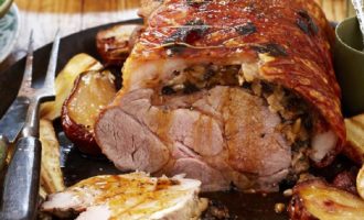 Sappig varkensvlees gebakken in folie in de oven