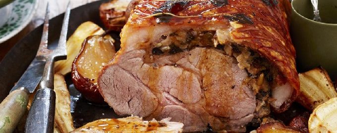 Sappig varkensvlees gebakken in folie in de oven