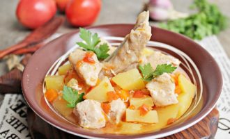 Gestoofde aardappelen met vlees in een pan