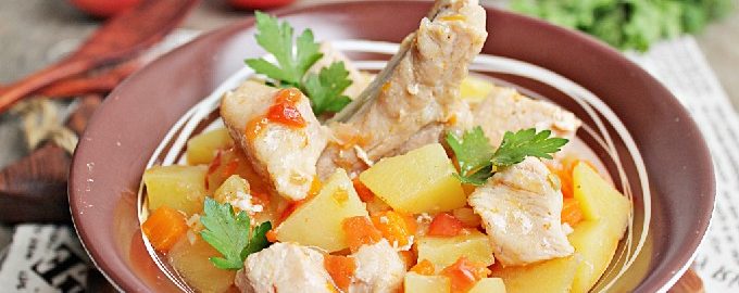 Gestoofde aardappelen met vlees in een pan