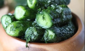 Krokante en snel gezouten komkommers in een zakje met knoflook en dille