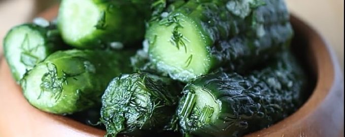 Krokante en snelle licht gezouten komkommers in een zakje met knoflook en dille