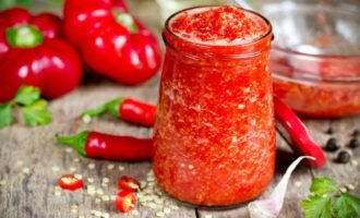 Klassieke adjika zonder koken