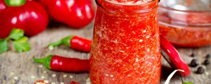 Klassieke adjika zonder koken