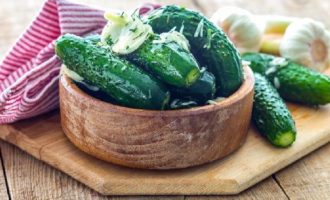 Klassieke knapperige lichtgezouten komkommers met koud water, pekel in een pot van 3 liter