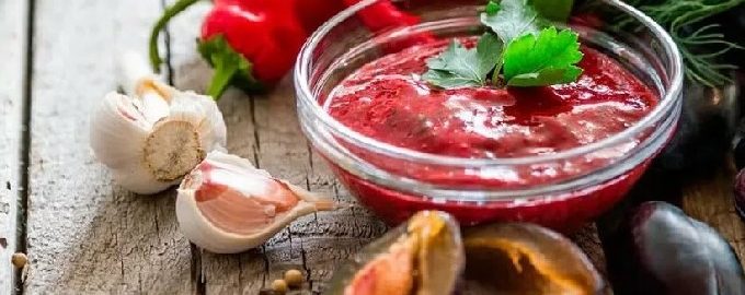 Klassieke pruimen tkemali saus