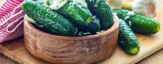 Licht gezouten komkommers in een zakje met knoflook en dille