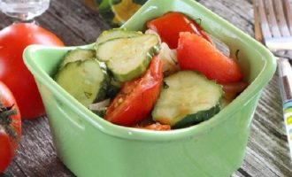 Komkommer, tomaat, paprika, uiensalade voor de winter