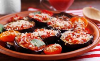 Aubergine met tomaten en knoflook, gebakken in een pan