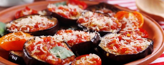 Aubergine met tomaten en knoflook, gebakken in een pan