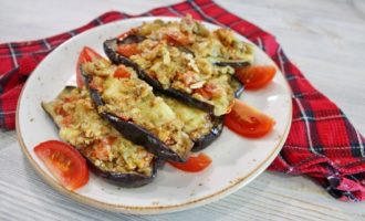 Aubergine met tomaten en kaas, gebakken in de oven