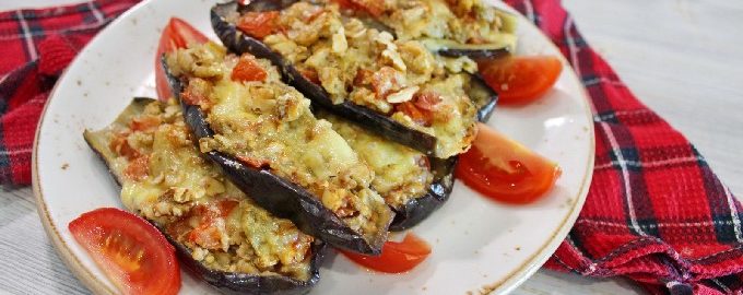 Aubergine met tomaten en kaas, gebakken in de oven