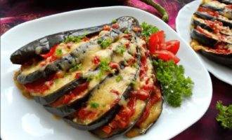 Aubergine met kaas en tomaten gebakken in de oven