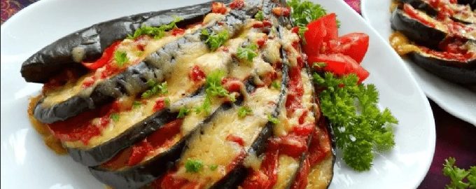 Aubergine met kaas en tomaten gebakken in de oven