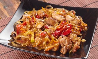 Funchoza met kip en groenten