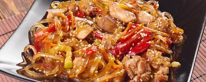 Funchoza met kip en groenten