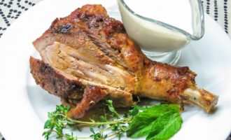 In de oven gebakken kalkoen drumstick