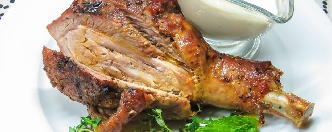 In de oven gebakken kalkoen drumstick