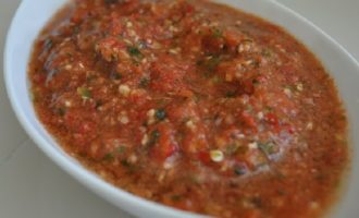 Klassieke adjika van tomaat en knoflook