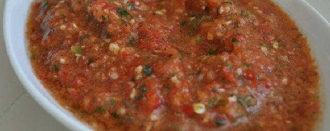 Klassieke adjika van tomaat en knoflook