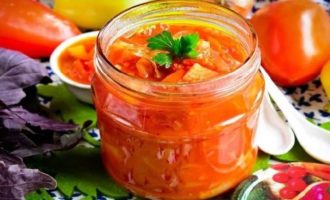 Lecho met tomatenpuree en paprika voor de winter