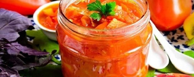 Lecho met tomatenpuree en paprika voor de winter