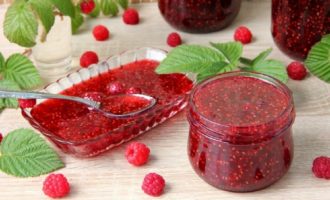 Lecho met tomatenpuree en paprika voor de winter