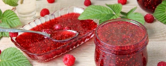 Lecho met tomatenpuree en paprika voor de winter