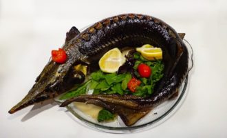 Hele oven gebakken steur