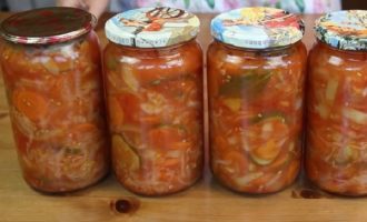 Komkommer, kool, tomatensalade