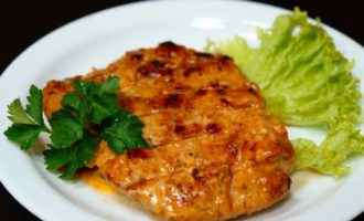 Sappige karbonades in een pan