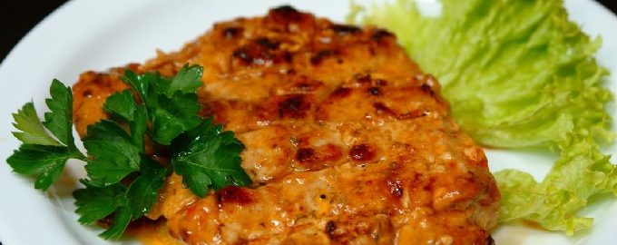 Sappige karbonades in een pan