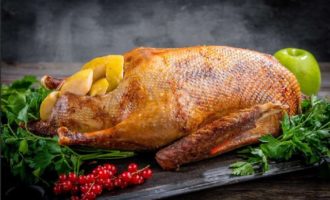 Sappige gans gebakken in de oven