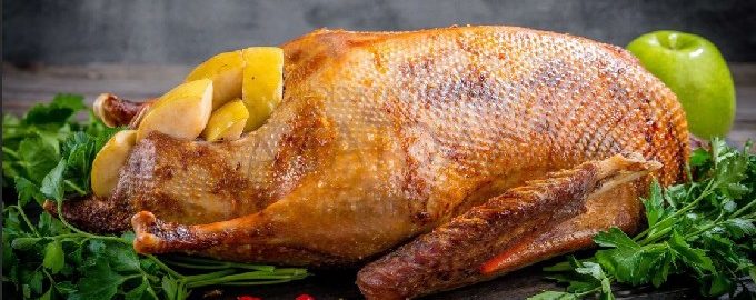 Sappige gans gebakken in de oven