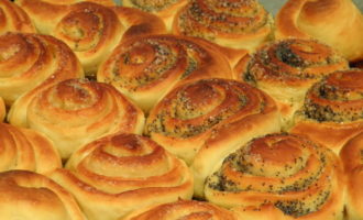 Gistdeegbroodjes in de oven