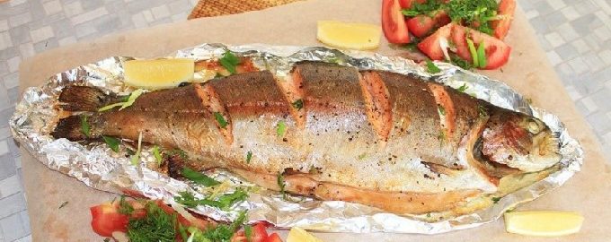 Forel gebakken in folie in de oven