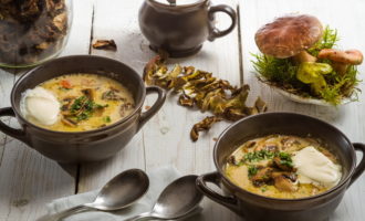 Champignonsoep gemaakt van gedroogde paddenstoelen