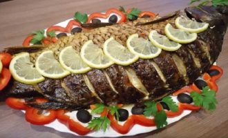 In de oven gebakken karper