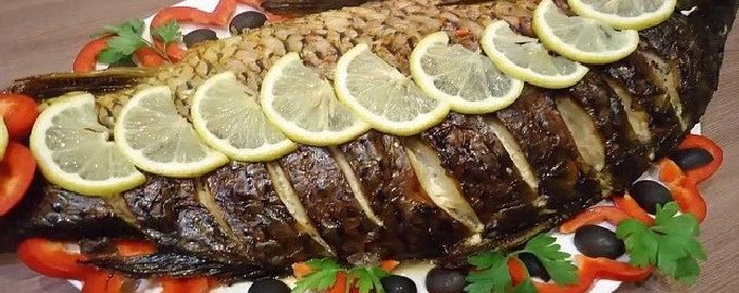 In de oven gebakken karper