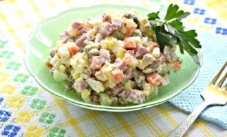 Olivier met worst en doperwten