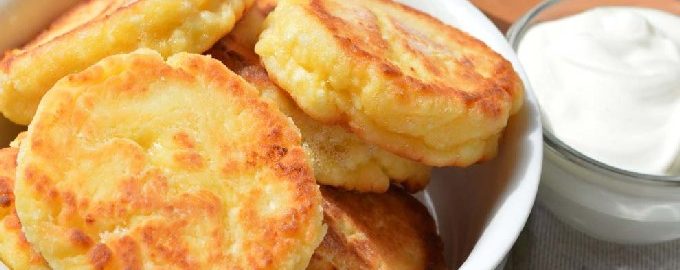 Weelderige kwarkpannenkoekjes met griesmeel in een pan