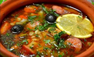 Solyanka met aardappelen en worst classic