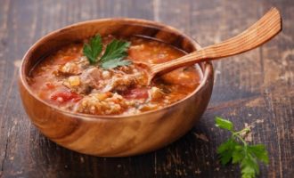 Klassieke runderkharcho-soep