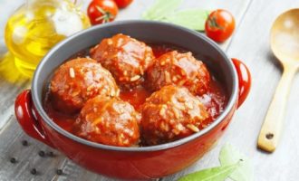 Gehakte egels met rijst en jus